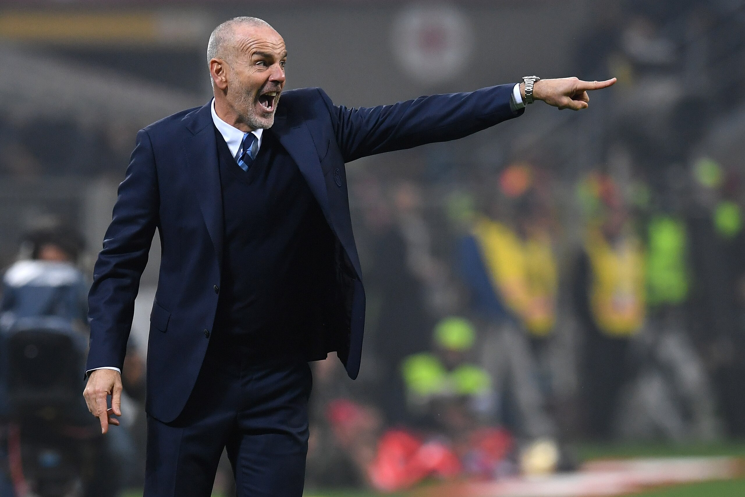 MILAN, ITALY - NOVEMBER 20:  FC Internazionale head coach Stefano Pioli shouts to his players during the Serie A match between AC Milan and FC Internazionale at Stadio Giuseppe Meazza on November 20, 2016 in Milan, Italy.  (Photo by Valerio Pennicino/Getty Images)