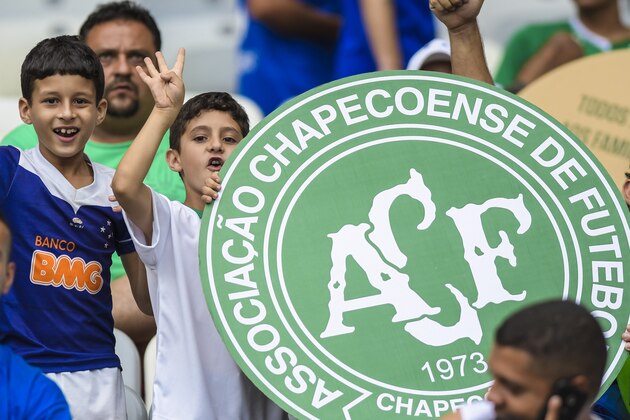 BELO HORIZONTE, BRAZIL - DECEMBER 11: A fan of Cruzeiro pays a tribute for a Chapecoense team during a match between Cruzeiro and Corinthians as part of Brasileirao Series A 2016 at Mineirao stadium on December 11, 2016 in Belo Horizonte, Brazil. (Photo by Pedro Vilela/Getty Images)