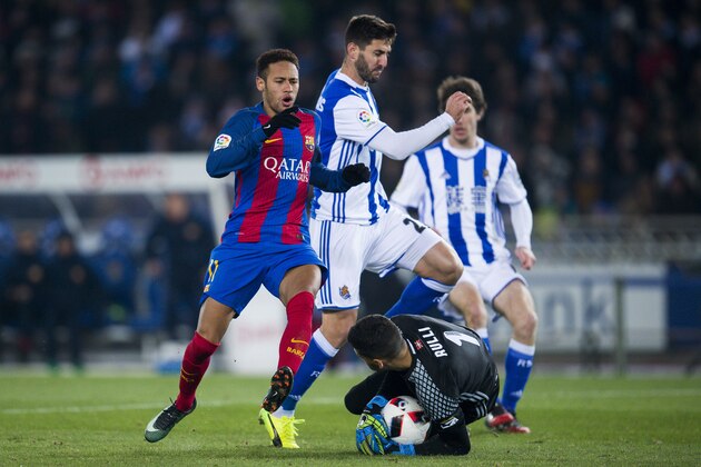 SAN SEBASTIAN, SPAIN - JANUARY 19:  Neymar Jr. of FC Barcelona duels for the ball with Raul Rodriguez Navas and Geronimo Rulli of Real Sociedad during the Copa del Rey Quarter Final, First Leg match between Real Sociedad de Futbol and FC Barcelona at Estadio Anoeta on January 19, 2017 in San Sebastian, Spain.  (Photo by Juan Manuel Serrano Arce/Getty Images)