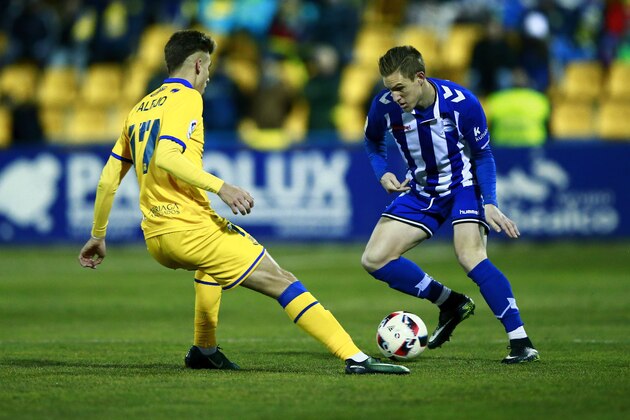 ALCORCON, SPAIN - JANUARY 18:  Raul Garcia (R) of Deportivo Alaves competes for the ball with Ivan Alejo (L) of Agrupacion Deportivo Alcorcon  during the Copa del Rey quarter-final match between Agrupacion Deportivo Alcorcon and Deportivo Alaves at Santo Domingo stadium on January 18, 2017 in Alcorcon, Spain.  (Photo by Gonzalo Arroyo Moreno/Getty Images)