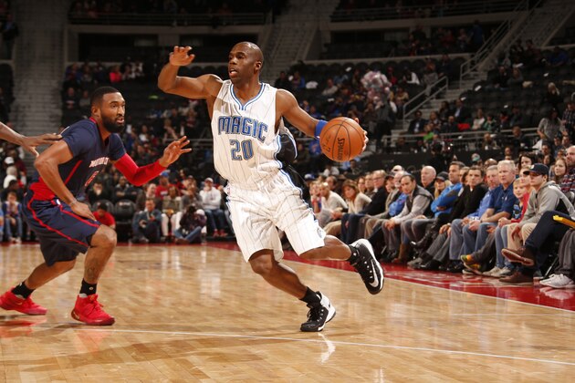 AUBURN HILLS, MI - DECEMBER 4:  Jodie Meeks #20 of the Orlando Magic handles the ball during a game against the Detroit Pistons on December 4, 2016 at The Palace of Auburn Hills in Auburn Hills, Michigan. NOTE TO USER: User expressly acknowledges and agrees that, by downloading and/or using this photograph, User is consenting to the terms and conditions of the Getty Images License Agreement. Mandatory Copyright Notice: Copyright 2016 NBAE (Photo by Brian Sevald/NBAE via Getty Images)