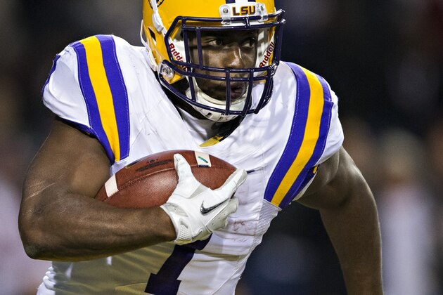 FAYETTEVILLE, AR - NOVEMBER 12:  Leonard Fournette #7 of the LSU Tigers runs the ball during a game against the Arkansas Razorbacks at Razorback Stadium on November 12, 2016 in Fayetteville, Arkansas.  The Tigers defeated the Razorbacks 38-10.  (Photo by Wesley Hitt/Getty Images)