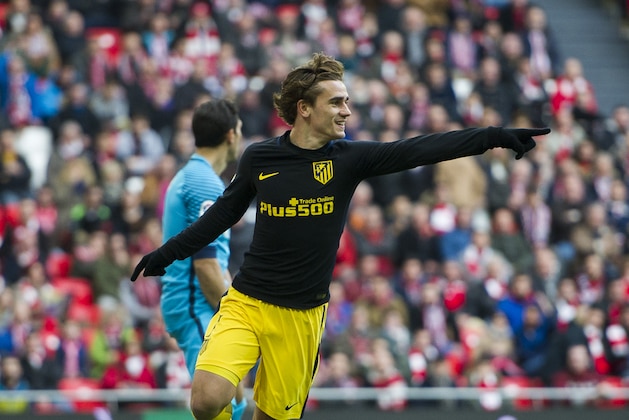 BILBAO, SPAIN - JANUARY 22:  Antoine Griezmann of Atletico Madrid celebrates after scoring goal during the La Liga match between Athletic Club Bilbao and Atletico Madrid at San Mames Stadium on January 22, 2017 in Bilbao, Spain.  (Photo by Juan Manuel Serrano Arce/Getty Images)