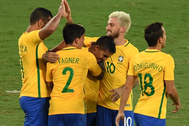 Brazilian Dudu (C) celebrates with teammates after scoring against Colombia during a friendly football match in benefit of Chapecoense football team at the Nilton Santos 'Engenhao' stadium in Rio de Janeiro, Brazil, on January 25, 2017. 
Most members of the Chapecoense football team perished in a plane crash on November 28, 2016 in Colombia. / AFP / VANDERLEI ALMEIDA        (Photo credit should read VANDERLEI ALMEIDA/AFP/Getty Images)