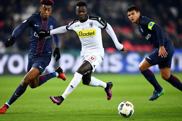 Angers' French forward Nicolas Pepe (C) vies with Paris Saint-Germain's French defender Presnel Kimpembe (L) during the French L1 football match between Paris Saint-Germain and Angers at the Parc des Princes stadium in Paris on November 30, 2016. / AFP / FRANCK FIFE (Photo credit should read FRANCK FIFE/AFP/Getty Images) Angers' French forward Nicolas Pepe (C) vies with Paris Saint-Germain's French defender Presnel Kimpembe (L) during the French L1 football match between Paris Saint-Germain and Angers at the Parc des Princes stadium in Paris on November 30, 2016. / AFP / FRANCK FIFE (Photo credit should read FRANCK FIFE/AFP/Getty Images)
