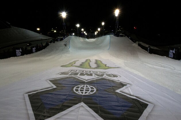 An athlete drops into the superpipe during the men's SBD superPipe finals during X Games Aspen 2017 at Buttermilk Mountain in Aspen, Colorado on January 26, 2017.  / AFP / Jason Connolly        (Photo credit should read JASON CONNOLLY/AFP/Getty Images)