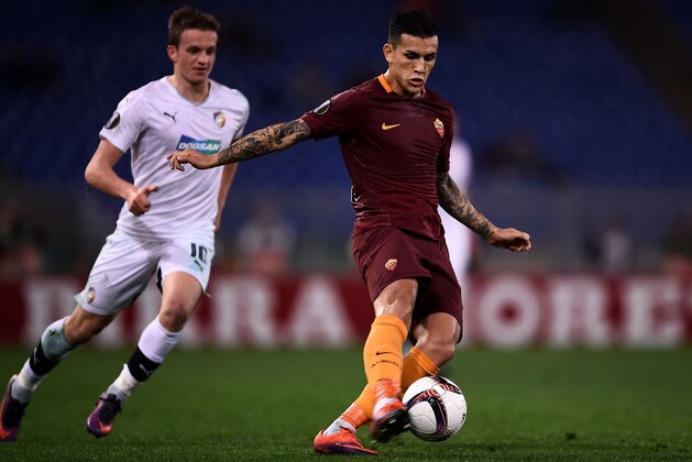 Roma's Argentinian midfielder Leandro Paredes (R) vies with Viktoria Plzen's player Jan Kopic during the Europa League football match Roma vs Viktoria Plzen at the Olympic Stadium in Rome on November 24, 2016.  / AFP / FILIPPO MONTEFORTE        (Photo credit should read FILIPPO MONTEFORTE/AFP/Getty Images)