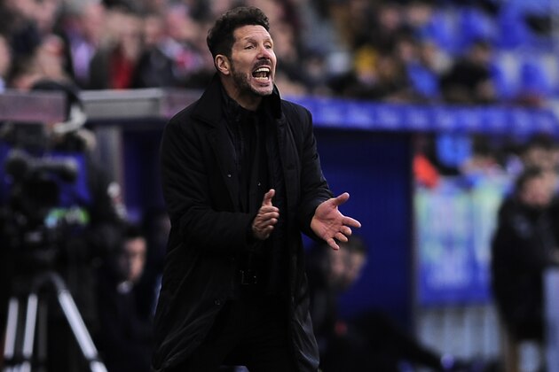 Atletico Madrid's Argentinian coach Diego Simeone shouts instructions to players during the Spanish league football match Club Atletico de Madrid vs Deportivo Alaves at the Mendizorroza stadium in Vitoria on January 28, 2017. / AFP / ANDER GILLENEA        (Photo credit should read ANDER GILLENEA/AFP/Getty Images)