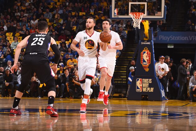 OAKLAND, CA - JANUARY 28:  Stephen Curry #30 of the Golden State Warriors brings the ball up court against the LA Clippers during the game on January 28, 2017 at ORACLE Arena in Oakland, California. NOTE TO USER: User expressly acknowledges and agrees that, by downloading and or using this photograph, user is consenting to the terms and conditions of Getty Images License Agreement. Mandatory Copyright Notice: Copyright 2017 NBAE (Photo by Noah Graham/NBAE via Getty Images)