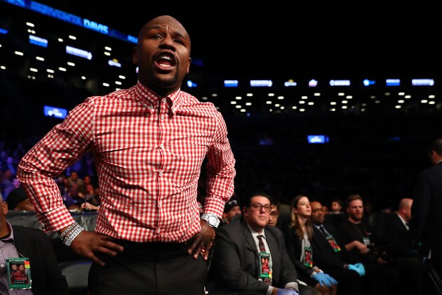 NEW YORK, NY - JANUARY 14:  Floyd Mayweather shouts instructions to Gervonta Davis during his fight against Jose Pedraza during their IBF Junior Lightweight Championship at the Barclays Center on January 14, 2017 in New York City.  (Photo by Al Bello/Getty Images)