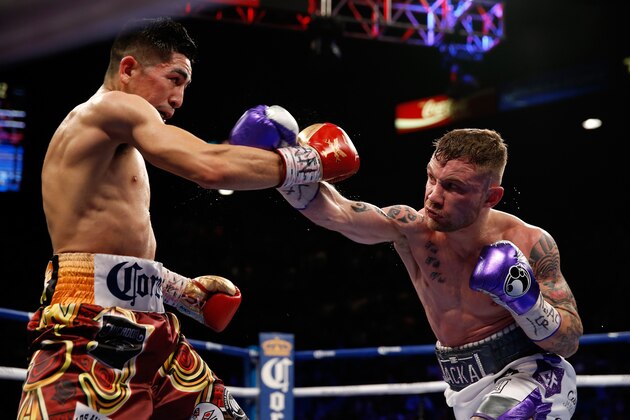 LAS VEGAS, NV - JANUARY 28:  Carl Frampton (R) and Leo Santa Cruz battle during their WBA featherweight title fight at MGM Grand Garden Arena on January 28, 2017 in Las Vegas, Nevada.  (Photo by Steve Marcus/Getty Images)