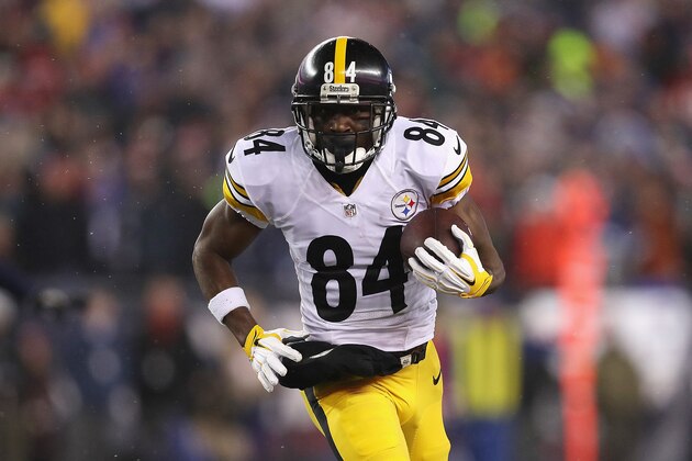 FOXBORO, MA - JANUARY 22:  Antonio Brown #84 of the Pittsburgh Steelers runs with the ball against the New England Patriots in the AFC Championship Game at Gillette Stadium on January 22, 2017 in Foxboro, Massachusetts.  (Photo by Patrick Smith/Getty Images)