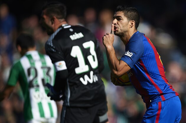 SEVILLE, SPAIN - JANUARY 29:  Luis Suarez of FC Barcelona celebrates after scoring the first goal for FC Barcelona and equalizer draw of the match during La Liga match between Real Betis Balompie and FC Barcelona at Benito Villamarin Stadium on January 29, 2017 in Seville, Spain.  (Photo by Aitor Alcalde/Getty Images)