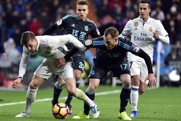 Real Sociedad's midfielder David Zurutuza (2R) vies with Real Madrid's German midfielder Toni Kroos (L) during the Spanish league football match Real Madrid CF vs Real Sociedad at the Santiago Bernabeu stadium in Madrid on January 29, 2017. / AFP / GERARD JULIEN        (Photo credit should read GERARD JULIEN/AFP/Getty Images)