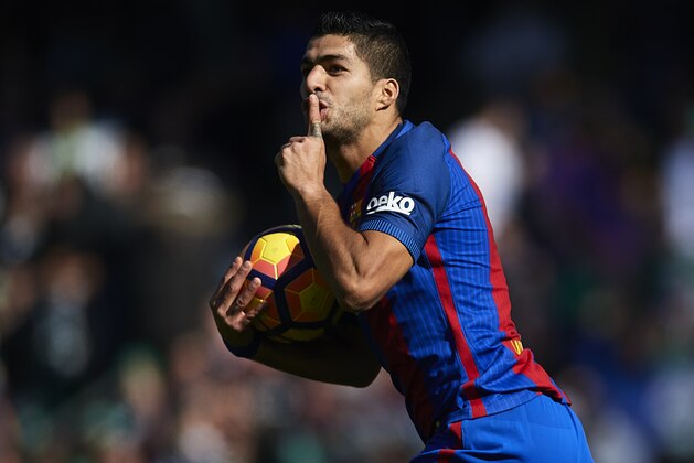 SEVILLE, SPAIN - JANUARY 29:  Luis Suarez of FC Barcelona celebrates after scoring the first goal for FC Barcelona and equalizer draw of the match during La Liga match between Real Betis Balompie and FC Barcelona at Benito Villamarin Stadium on January 29, 2017 in Seville, Spain.  (Photo by Aitor Alcalde/Getty Images)