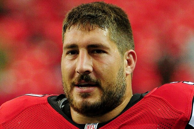 ATLANTA, GA - NOVEMBER 27: Alex Mack #51 of the Atlanta Falcons stands on the field prior to the game against the Arizona Cardinals at the Georgia Dome on November 27, 2016 in Atlanta, Georgia. (Photo by Scott Cunningham/Getty Images)