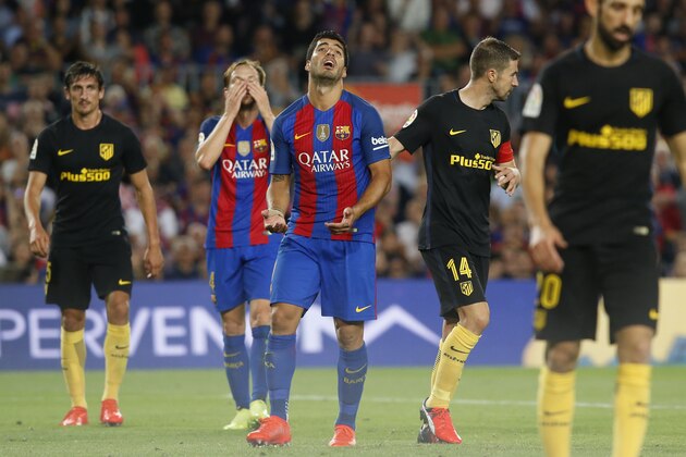 Barcelona's Uruguayan forward Luis Suarez (C) gestures after missing a goal opportunity during the Spanish league football match FC Barcelona vs Atletico de Madrid at the Camp Nou stadium in Barcelona on September 21, 2016. / AFP / PAU BARRENA        (Photo credit should read PAU BARRENA/AFP/Getty Images)