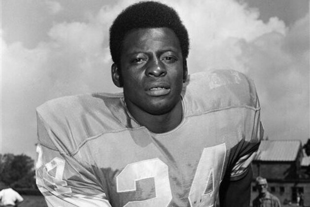 FILE - This is an Aug. 24, 1970, file photo showing Detroit Lions football player Mel Farr. Farr, the Detroit Lions' running back who rushed for over 3,000 yards in seven NFL seasons, has died. He was 70. A Lions spokesman said Farr's son confirmed his father died Monday, Aug. 3, 2015. After his NFL career, Farr went on to build an auto dealership business. (AP Photo/Preston Stroup, File)