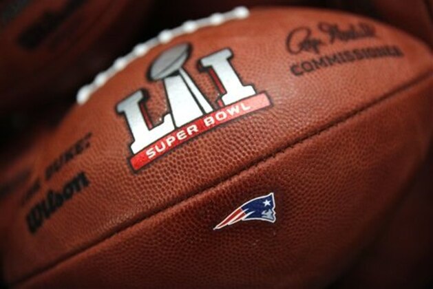 El balónb del Super Bowl con el logo de los Patriots de Nueva Inglaterra al ser terminado en la fábrica Sporting Goods en Ada, Ohio, el lunes 23 de enero de 2017. (AP Foto/Charles Rex Arbogast)