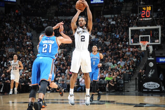 SAN ANTONIO, TX - JANUARY 31:  Kawhi Leonard #2 of the San Antonio Spurs shoots the ball against the Oklahoma City Thunder during the game on January 31, 2017 at the AT&T Center in San Antonio, Texas. NOTE TO USER: User expressly acknowledges and agrees that, by downloading and or using this photograph, user is consenting to the terms and conditions of the Getty Images License Agreement. Mandatory Copyright Notice: Copyright 2017 NBAE (Photos by Mark Sobhani/NBAE via Getty Images)