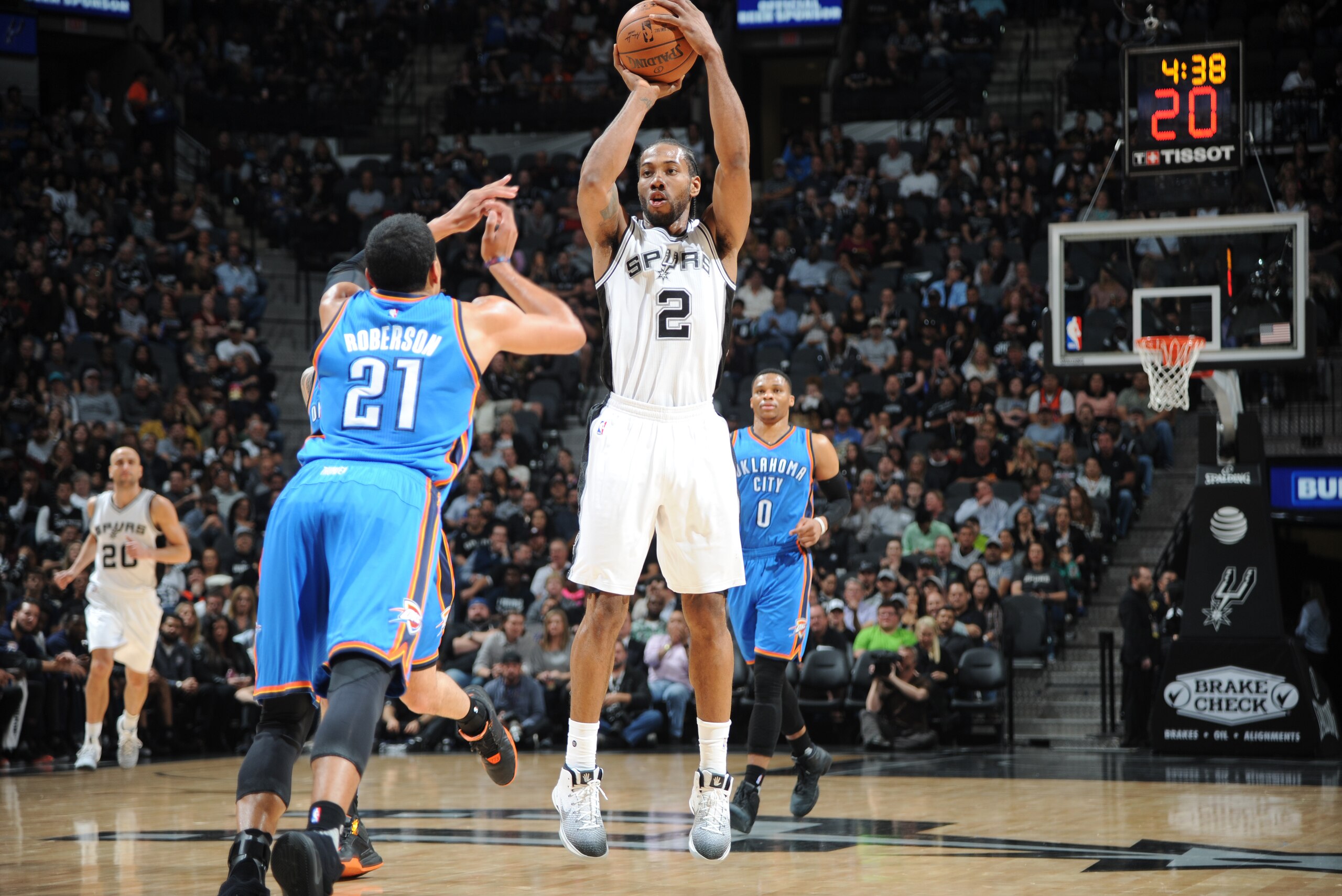 SAN ANTONIO, TX - JANUARY 31:  Kawhi Leonard #2 of the San Antonio Spurs shoots the ball against the Oklahoma City Thunder during the game on January 31, 2017 at the AT&T Center in San Antonio, Texas. NOTE TO USER: User expressly acknowledges and agrees that, by downloading and or using this photograph, user is consenting to the terms and conditions of the Getty Images License Agreement. Mandatory Copyright Notice: Copyright 2017 NBAE (Photos by Mark Sobhani/NBAE via Getty Images)