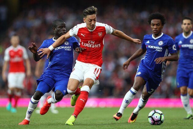 LONDON, ENGLAND - SEPTEMBER 24: Mesut Ozil of Arsenal (C) is put under pressure from N'Golo Kante of Chelsea (L)  during the Premier League match between Arsenal and Chelsea at the Emirates Stadium on September 24, 2016 in London, England.  (Photo by Paul Gilham/Getty Images)
