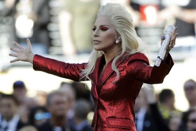 Lady Gaga interpreta el himno nacional antes del Super Bowl 50 de la NFL entre los Broncos de Denver y los Panthers de Carolina el domingo 7 de febrero de 2016 en Santa Clara, California. (Foto AP/Marcio Jose Sanchez)