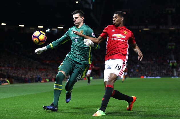 MANCHESTER, ENGLAND - FEBRUARY 01:  Eldin Jakupovic of Hull City is closed down by Marcus Rashford of Manchester United during the Premier League match between Manchester United and Hull City at Old Trafford on February 1, 2017 in Manchester, England.  (Photo by Julian Finney/Getty Images)