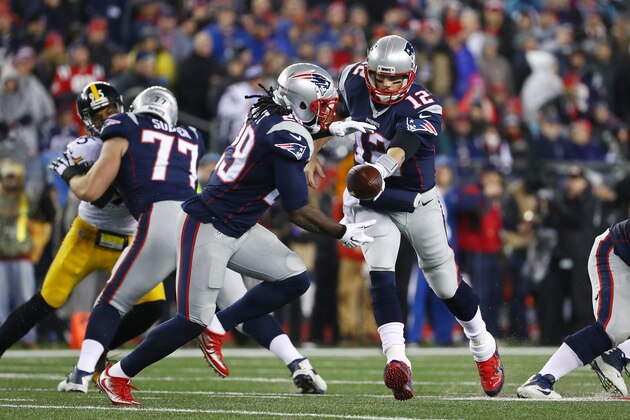 FOXBORO, MA - JANUARY 22: LeGarrette Blount #29 takes the handoff from Tom Brady #12 of the New England Patriots against the Pittsburgh Steelers during the second quarter in the AFC Championship Game at Gillette Stadium on January 22, 2017 in Foxboro, Massachusetts.  (Photo by Al Bello/Getty Images)