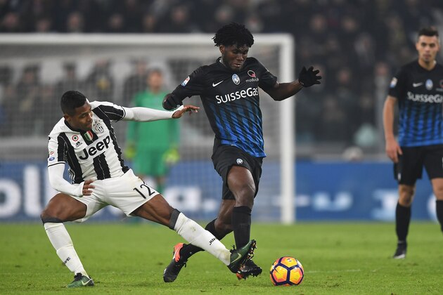TURIN, ITALY - DECEMBER 03:  Alex Sandro (L) of Juventus FC tackles Franck Kessie of Atalanta BC during the Serie A match between Juventus FC and Atalanta BC at Juventus Stadium on December 3, 2016 in Turin, Italy.  (Photo by Valerio Pennicino/Getty Images)