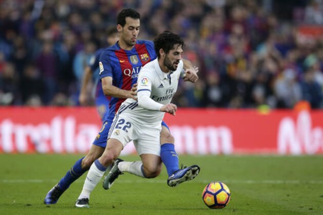 Real Madrid's Isco fights for the ball with Barcelona's Sergio Busquets, left, during the Spanish La Liga soccer match between FC Barcelona and Real Madrid at the Camp Nou in Barcelona, Spain, Saturday, Dec. 3, 2016. (AP Photo/Manu Fernandez)