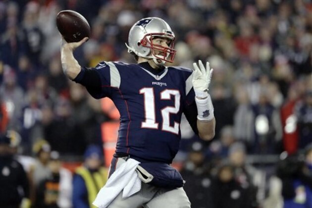 El quarterback de los Patriots, Tom Brady, lanza un pase contra los Steelers en el partido por el título de la AFC el domingo, 22 de enero de 2017, en Foxborough, Massachusetts. (AP Photo/Matt Slocum)