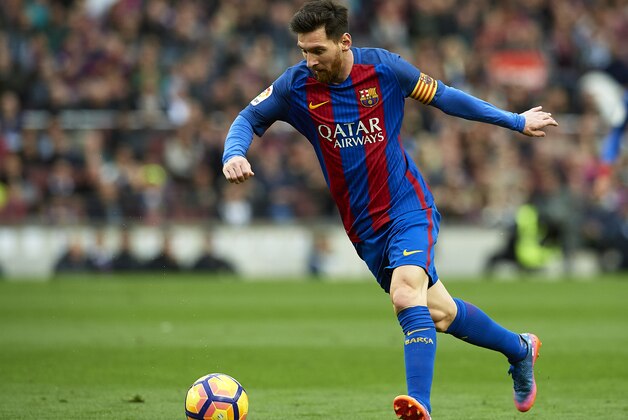 BARCELONA, SPAIN - FEBRUARY 04:  Lionel Messi of Barcelona runs with the ball during the La Liga match between FC Barcelona and Athletic Club at Camp Nou Stadium on February 4, 2017 in Barcelona, Spain.  (Photo by Manuel Queimadelos Alonso/Getty Images)