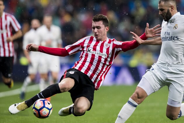MADRID - OCTOBER 23: Aymeric Laporte (l) of Athletic Club fights for the ball with Daniel Carvajal Ramos of Real Madrid during their La Liga match between Real Madrid and Athletic Club at the Santiago Bernabeu Stadium on 23 October 2016 in Madrid, Spain. (Photo by Power Sport Images/Getty Images)