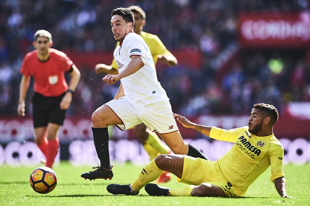 SEVILLE, SPAIN - FEBRUARY 05:  Samir Nasri of Sevilla FC (L) competes for the ball with Jonathan Dos Santos of Villarreal CF (R) during the La Liga match between Sevilla FC and Villarreal CF at Estadio Ramon Sanchez Pizjuan on February 05, 2017 in Seville, Spain.  (Photo by Aitor Alcalde Colomer/Getty Images)