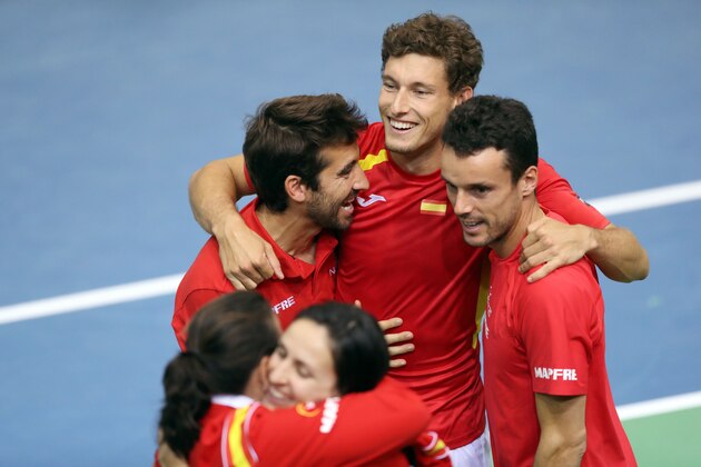 Spain's Pablo Careno Busta (C) celebrates with his teammates Marc Lopez (L) and Robert Bautista after winning his first-round Davis Cup singles tennis match against Croatia's Nikola Mektic at Gradski vrt hall in Osijek on February 5, 2017. / AFP / STRINGER        (Photo credit should read STRINGER/AFP/Getty Images)