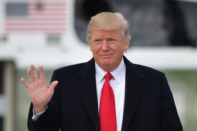 US President Donald Trump makes his way to board Air Force One before departing from Andrews Air Force Base in Maryland, bound for Palm Beach, Florida on February 3, 2017. / AFP / MANDEL NGAN        (Photo credit should read MANDEL NGAN/AFP/Getty Images)