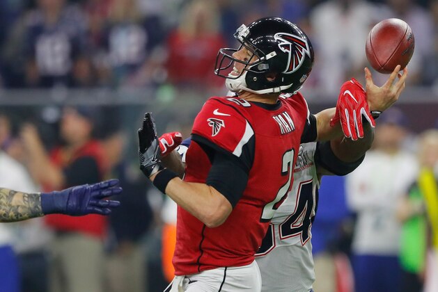 HOUSTON, TX - FEBRUARY 05: Dont'a Hightower #54 of the New England Patriots forces a fumble from Matt Ryan #2 of the Atlanta Falcons during the fourth quarter during Super Bowl 51 at NRG Stadium on February 5, 2017 in Houston, Texas.  (Photo by Kevin C. Cox/Getty Images)