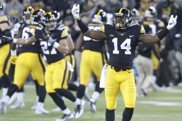 IOWA CITY, IOWA- NOVEMBER 12:  Defensive back Desmond King #14 of the Iowa Hawkeyes tries to fire up the crowd during the first quarter against  the Michigan Wolverines on November 12, 2016 at Kinnick Stadium in Iowa City, Iowa.  (Photo by Matthew Holst/Getty Images)