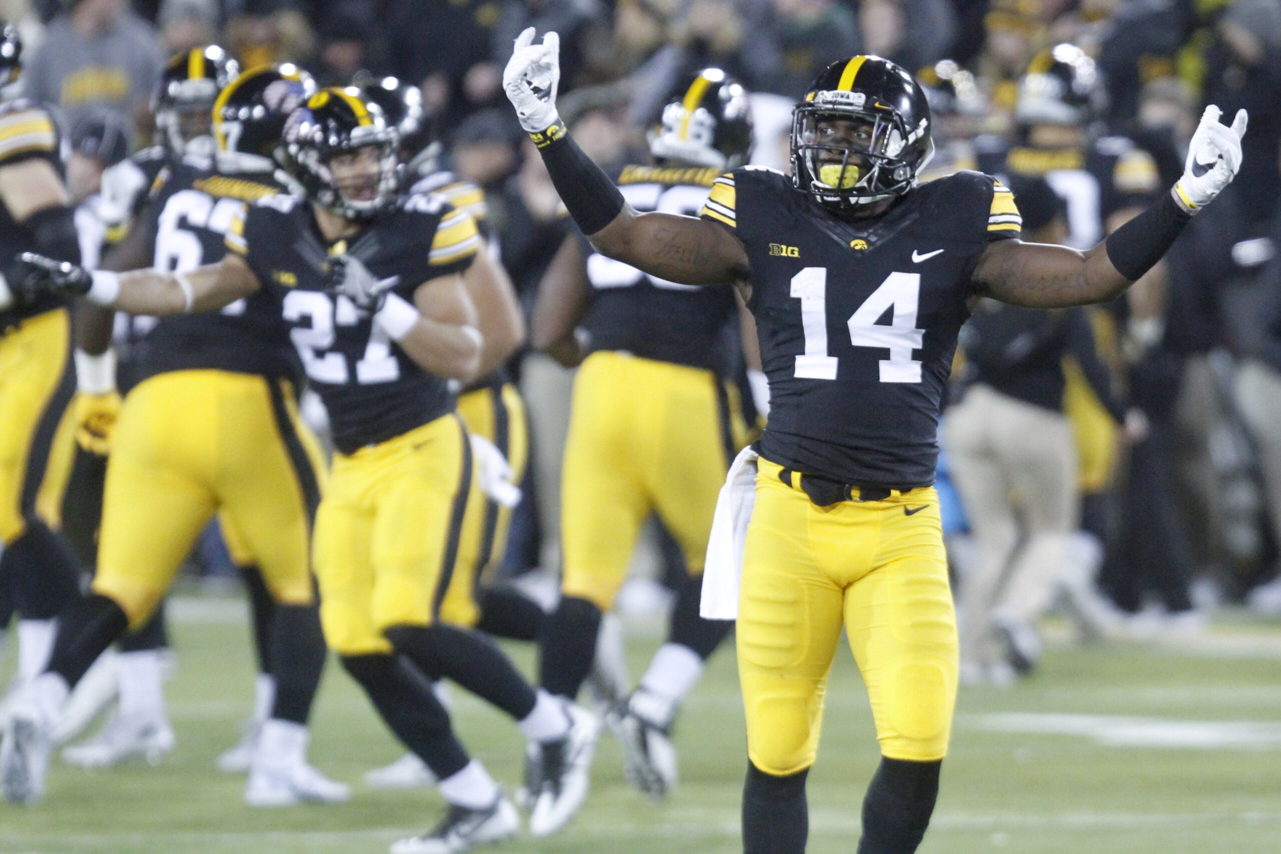 IOWA CITY, IOWA- NOVEMBER 12: Defensive back Desmond King #14 of the Iowa Hawkeyes tries to fire up the crowd during the first quarter against the Michigan Wolverines on November 12, 2016 at Kinnick Stadium in Iowa City, Iowa. (Photo by Matthew Holst/Getty Images) IOWA CITY, IOWA- NOVEMBER 12: Defensive back Desmond King #14 of the Iowa Hawkeyes tries to fire up the crowd during the first quarter against the Michigan Wolverines on November 12, 2016 at Kinnick Stadium in Iowa City, Iowa. (Photo by Matthew Holst/Getty Images)