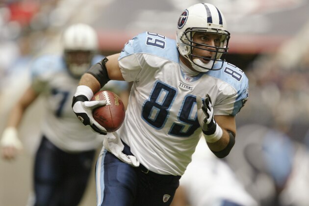 HOUSTON - DECEMBER 21:  Tight end Frank Wycheck #89 of the Tennessee Titans runs the ball during the game against the Houston Texans on December 21, 2003 at Reliant Stadium in Houston, Texas.  The Titans won 27-24.   (Photo by Brian Bahr/Getty Images)
