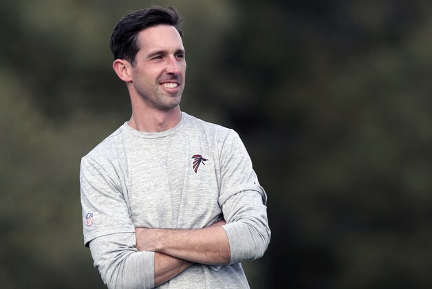 HOUSTON, TX - FEBRUARY 01:  Offensive Coordinator Kyle Shanahan watches a Super Bowl LI practice on February 1, 2017 in Houston, Texas.  (Photo by Tim Warner/Getty Images)