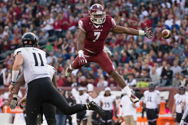 PHILADELPHIA, PA - OCTOBER 29: Haason Reddick #7 of the Temple Owls tries to break up a pass thrown by Gunner Kiel #11 of the Cincinnati Bearcats in the second quarter at Lincoln Financial Field on October 29, 2016 in Philadelphia, Pennsylvania. (Photo by Mitchell Leff/Getty Images)