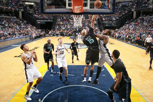 MEMPHIS, TN - FEBRUARY 6:  Vince Carter #15 of the Memphis Grizzlies blocks the shot against the San Antonio Spurs on February 6, 2017 at FedExForum in Memphis, Tennessee. NOTE TO USER: User expressly acknowledges and agrees that, by downloading and or using this photograph, User is consenting to the terms and conditions of the Getty Images License Agreement. Mandatory Copyright Notice: Copyright 2017 NBAE (Photo by Joe Murphy/NBAE via Getty Images)