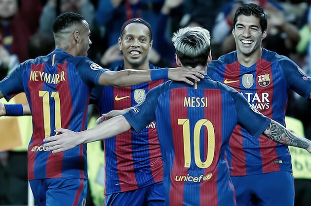 MADRID, SPAIN - NOVEMBER 19:  Ronaldinho (L) of  Barcelona celebrates with Lionel Messi after scoring a goal during the Primera Liga match between Real Madrid and F.C. Barcelona at the Bernabeu on November 19, 2005 in Madrid, Spain.  (Photo by Denis Doyle/Getty Images)