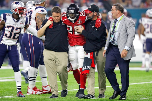 HOUSTON, TX - FEBRUARY 05: Tevin Coleman #26 of the Atlanta Falcons is helped off the field after an injury during the fourth quarter against the New England Patriots  during Super Bowl 51 at NRG Stadium on February 5, 2017 in Houston, Texas.  (Photo by Kevin C. Cox/Getty Images)
