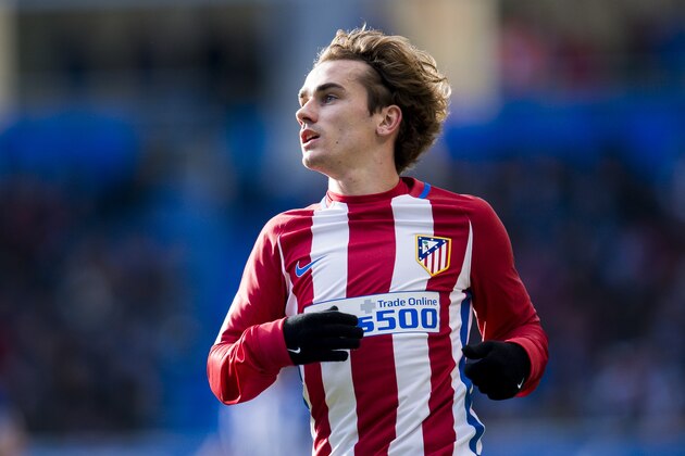VITORIA-GASTEIZ, SPAIN - JANUARY 28:  Antoine Griezmann of Atletico Madrid reacts during the La Liga match between Deportivo Alaves and Atletico Madrid at Mendizorroza stadium on January 28, 2017 in Vitoria-Gasteiz, Spain.  (Photo by Juan Manuel Serrano Arce/Getty Images)