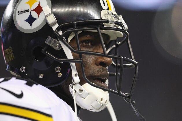 FOXBORO, MA - JANUARY 22:  Antonio Brown #84 of the Pittsburgh Steelers looks on against the New England Patriots in the AFC Championship Game at Gillette Stadium on January 22, 2017 in Foxboro, Massachusetts.  (Photo by Patrick Smith/Getty Images)