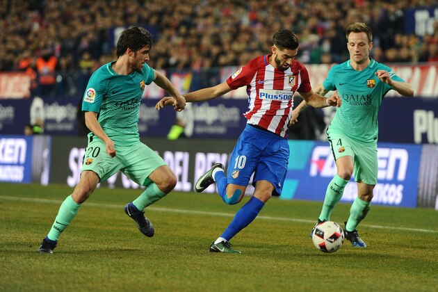 MADRID, SPAIN - FEBRUARY 01:  Carrasco, #10 of Atletico de Madrid and Sergi Roberto, #20 of FC Barcelona and Rakitic, #4 of FC Barcelona during  Copa Del Rey Semi-final first Leg match between Atletico Madrid v FC Barcelona at  Vicente Calderon on February 01, 2017 in Madrid, Spain. (Photo by Sonia Canada/Getty Images)