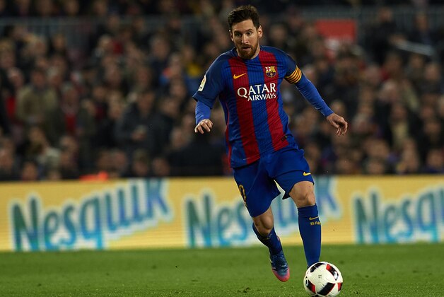 BARCELONA, SPAIN - FEBRUARY 07:  Lionel Messi of Barcelona runs with the ball during the Copa del Rey semi-final second leg match between FC Barcelona and Atletico de Madrid at Camp Nou on February 7, 2017 in Barcelona, Spain.  (Photo by Manuel Queimadelos Alonso/Getty Images)